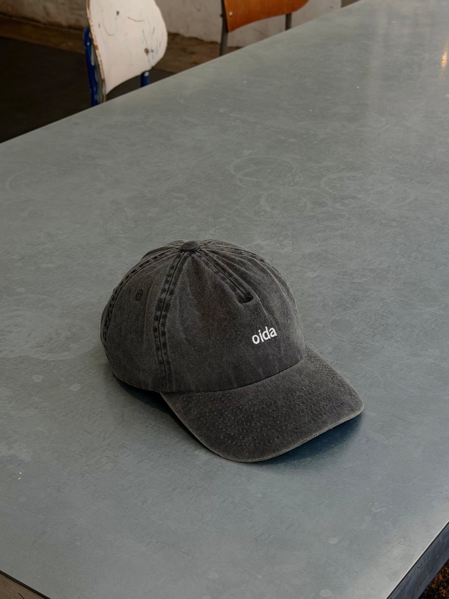 oida in dark grey